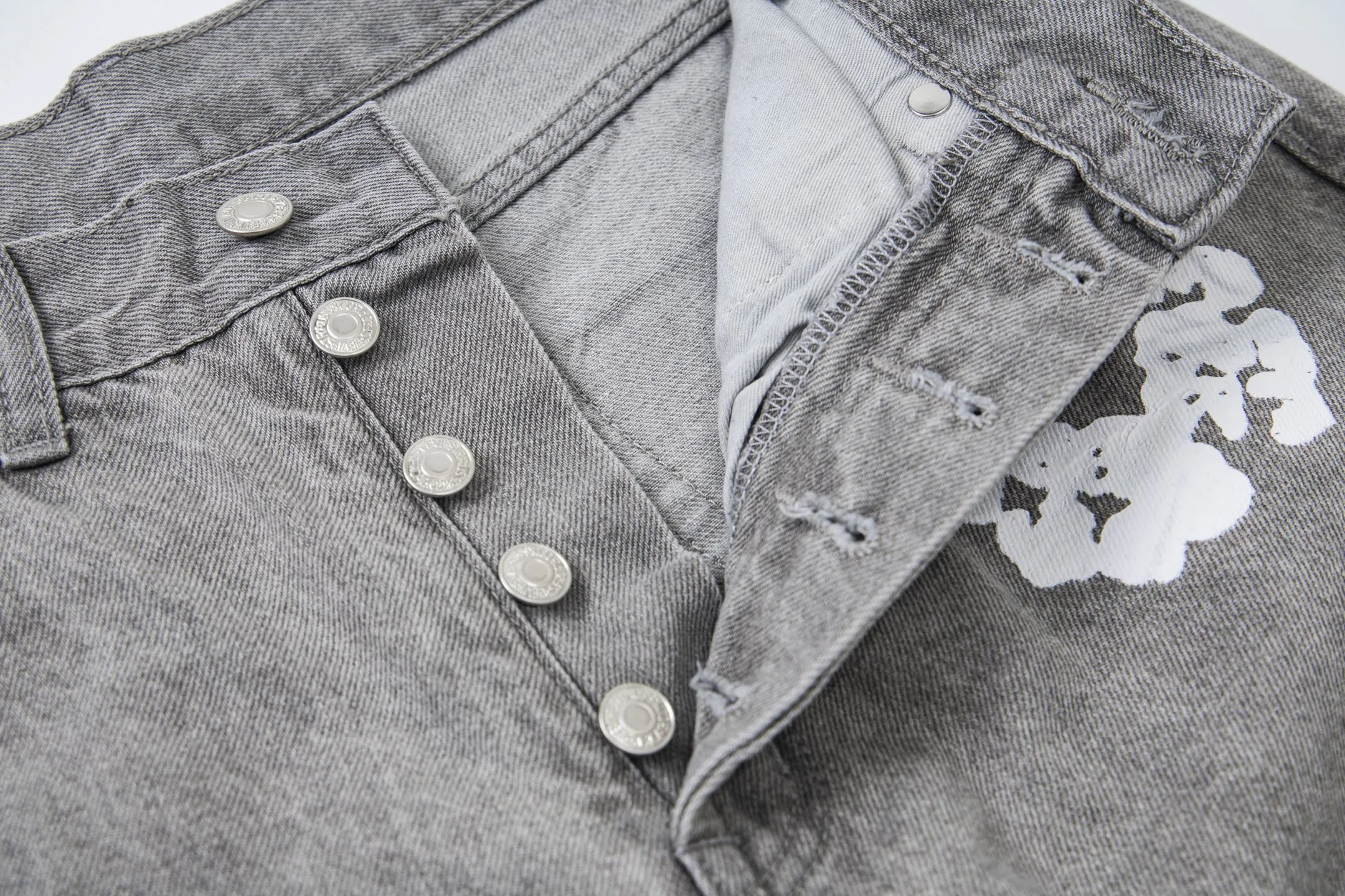 #8197 P220💰 DENIM TEARS Kapok American niche brand printed washed straight jeans. Produced by a major washed factory. Full of high-end feel. Knee part destroyed design with patchwork design. Already used as facade design. Leather waist nameplate. The focus of this style is not on washing, but on the destroyed shape and version. The secret lies in the craftsmanship of the master. The cost of post-production grinding, machining, knife cutting, etc. is far beyond comparison with assembly line products. Color: black, blue, gray. Size: 28-36 (corresponding to S-XXL)